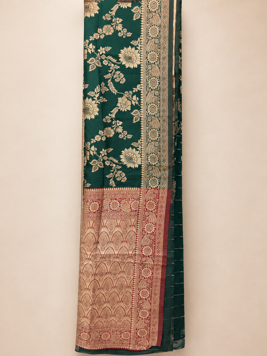 Close-Up of Dark Green Banarasi Art Silk Saree with Rich Gold Zari Floral Weaving and Contrast Pallu